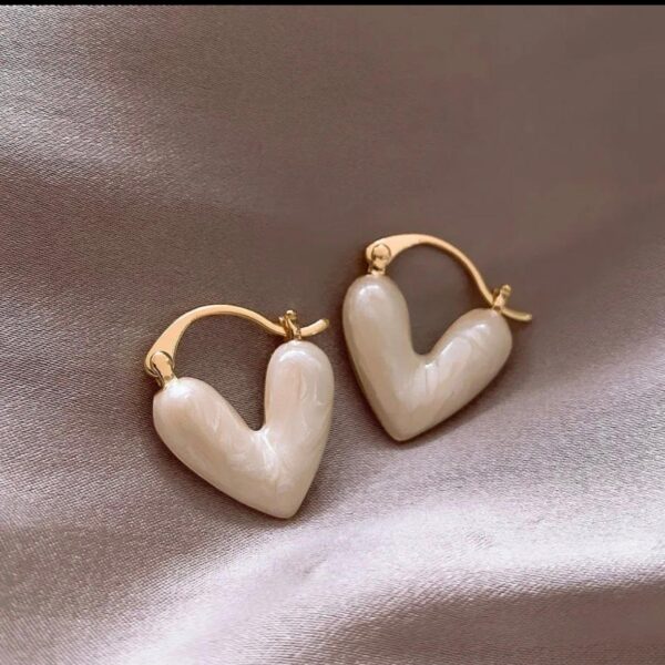 Elegant Shell Heart Stud Earrings Sterling Silver Needle