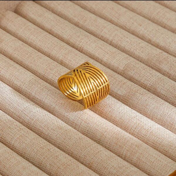 Diamond-Embedded Gold Finish Ring Cool Metal Heart Pattern Design