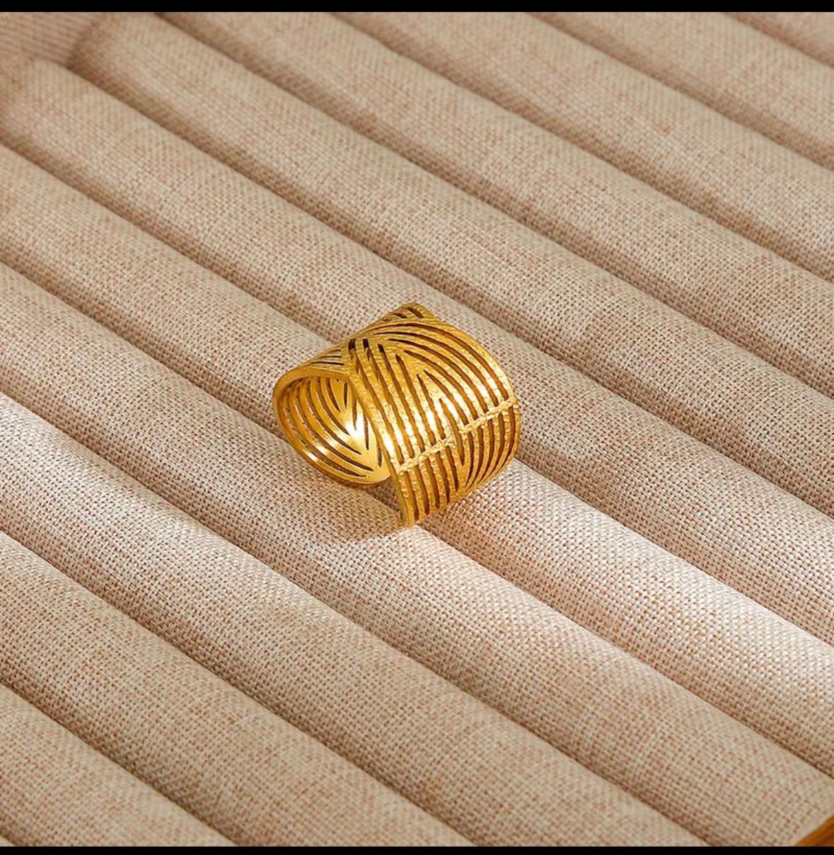 Diamond-Embedded Gold Finish Ring Cool Metal Heart Pattern Design