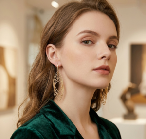 The fine, shimmering wire-frame construction mimics the brilliant sparkle of diamond pave without the heavy weight.